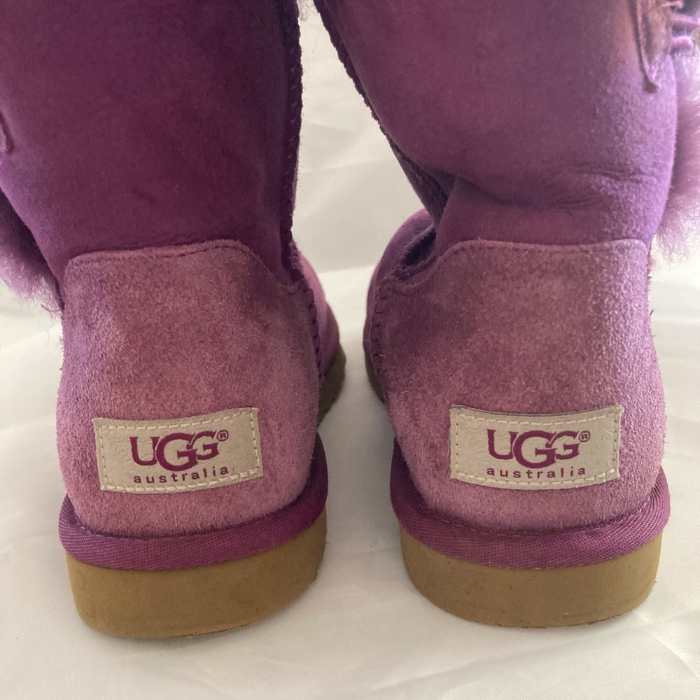 UGG BAILEY BUTTON CLASSIC SUEDE BOOTS IN PURPLE (SUGAR PLUM) SHEEPSKIN, SIZE 6 - Picture 9 of 16